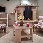 In Stone For Two With A Shared Pool Apartamento *