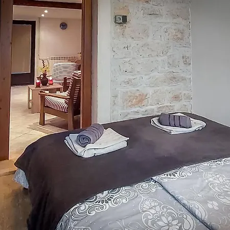 Apartman In Stone For Two With A Shared Pool