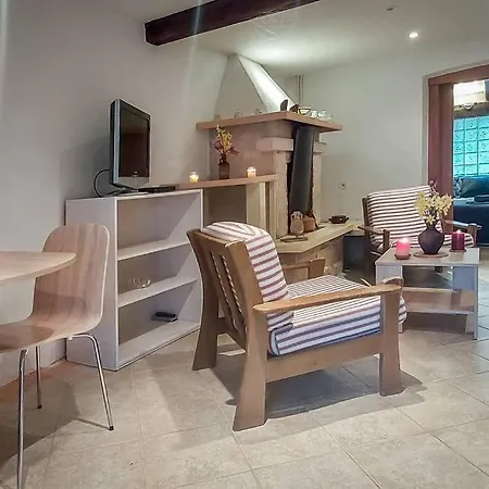 In Stone For Two With A Shared Pool ロヴィンスコ・セロ