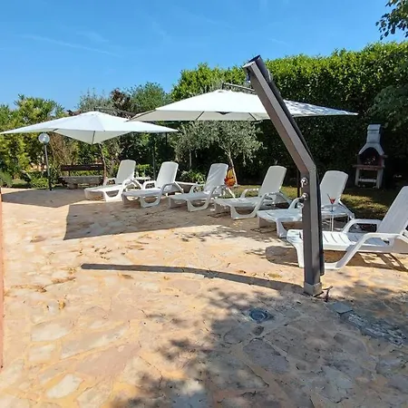 In Stone For Two With A Shared Pool Lejlighed *