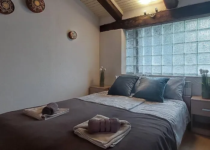 In Stone For Two With A Shared Pool アパート ロヴィンスコ・セロ