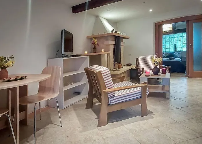 In Stone For Two With A Shared Pool ロヴィンスコ・セロ