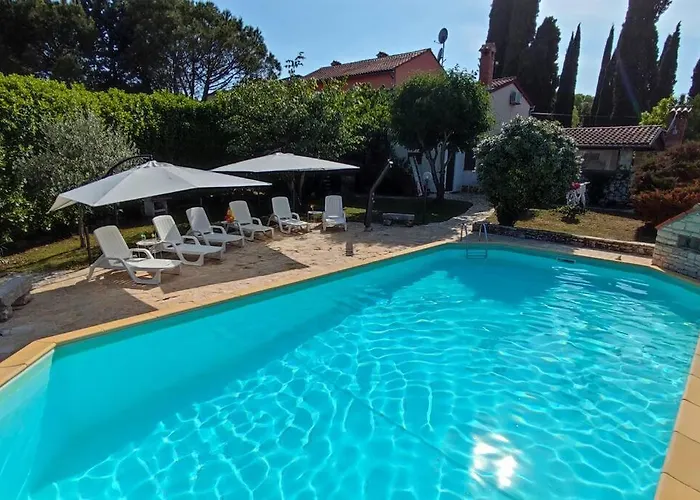 In Stone For Two With A Shared Pool アパート ロヴィンスコ・セロ