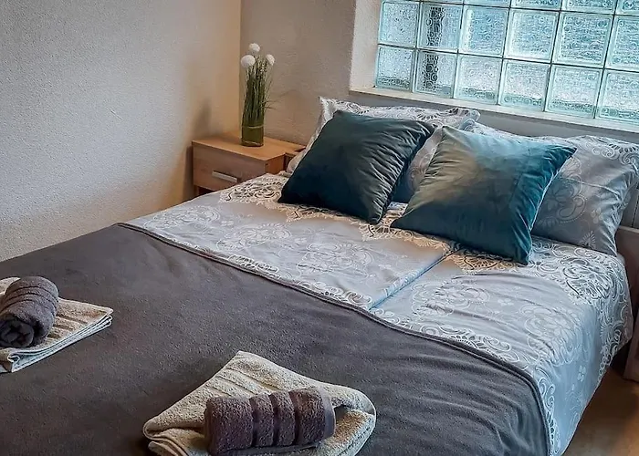 In Stone For Two With A Shared Pool アパート ロヴィンスコ・セロ